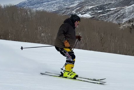 Sam is an experienced skier who suffered from knee pain before trying the Ski~Mojo